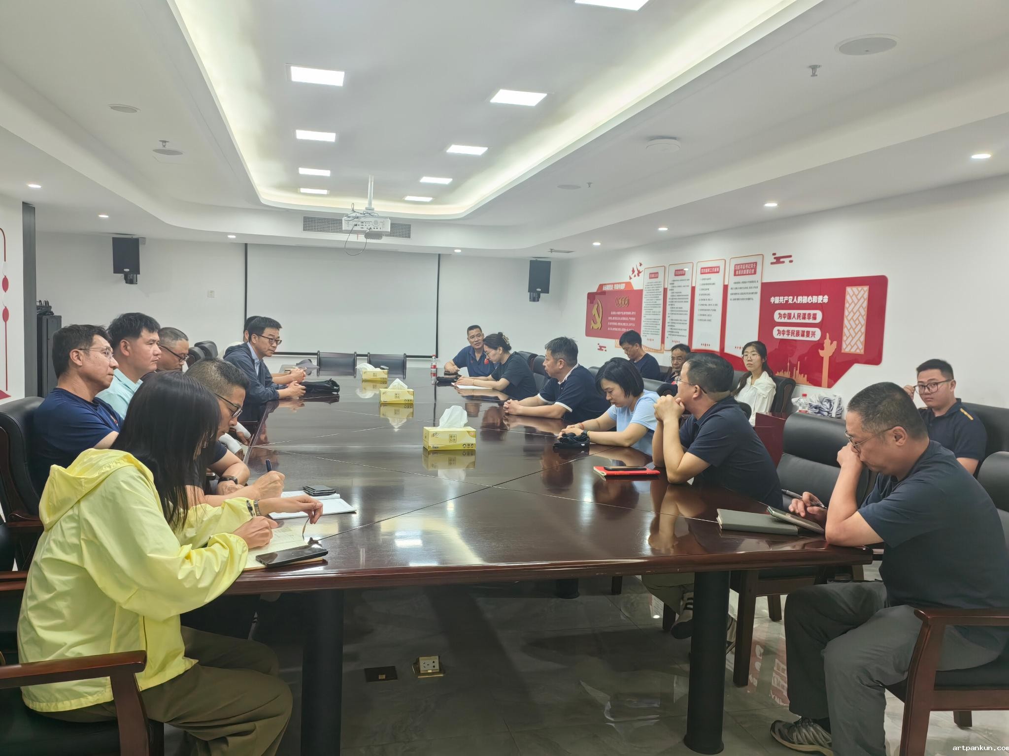 6月18日,体军部党总支书记陈刚带队二级理论中心组和办公室成员赴黄龙体育中心开展党建共建活动。