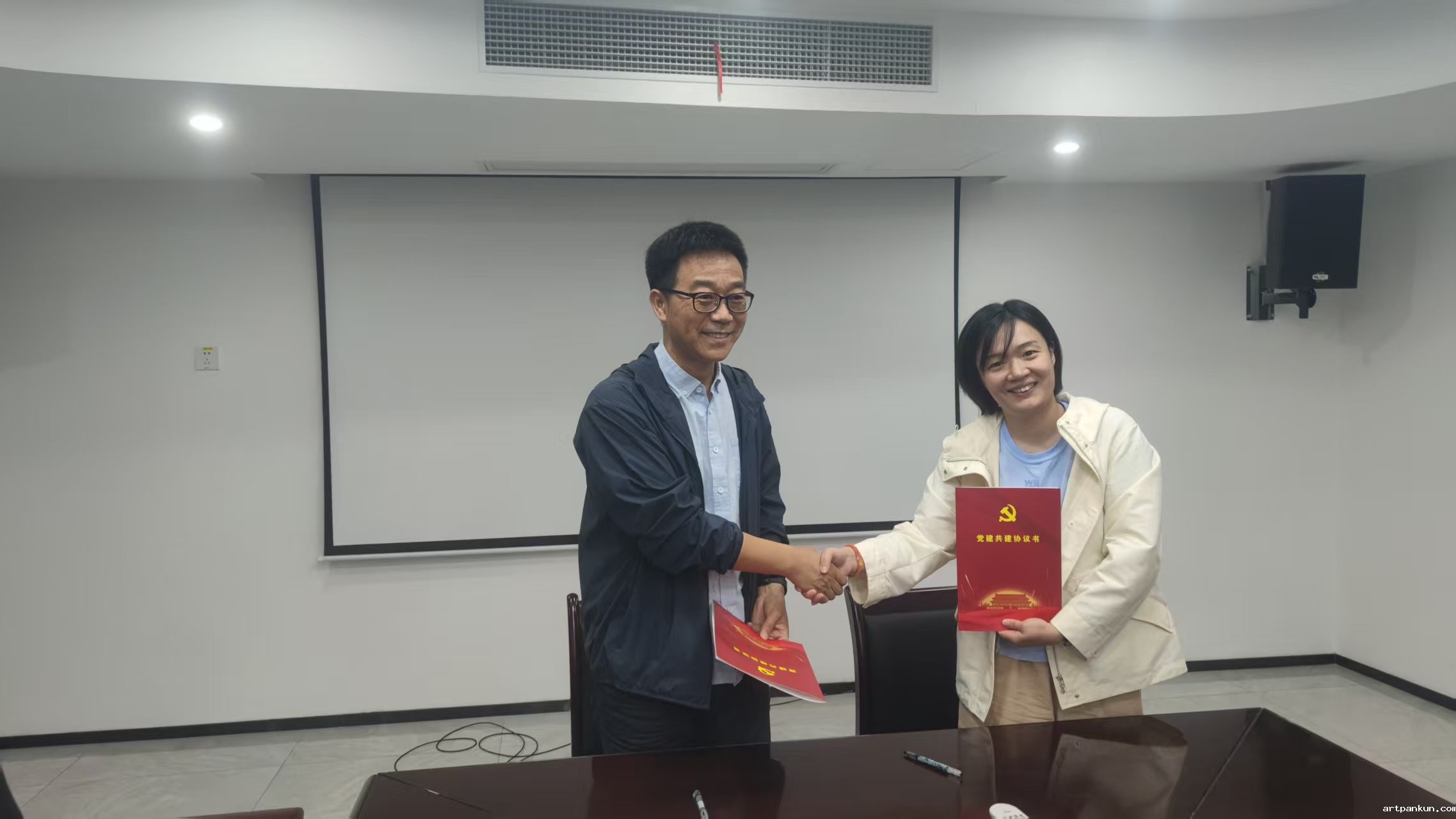 6月18日,体军部党总支书记陈刚带队二级理论中心组和办公室成员赴黄龙体育中心开展党建共建活动。