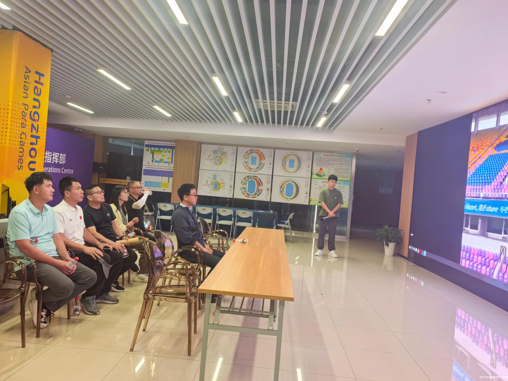 6月18日,体军部党总支书记陈刚带队二级理论中心组和办公室成员赴黄龙体育中心开展党建共建活动。