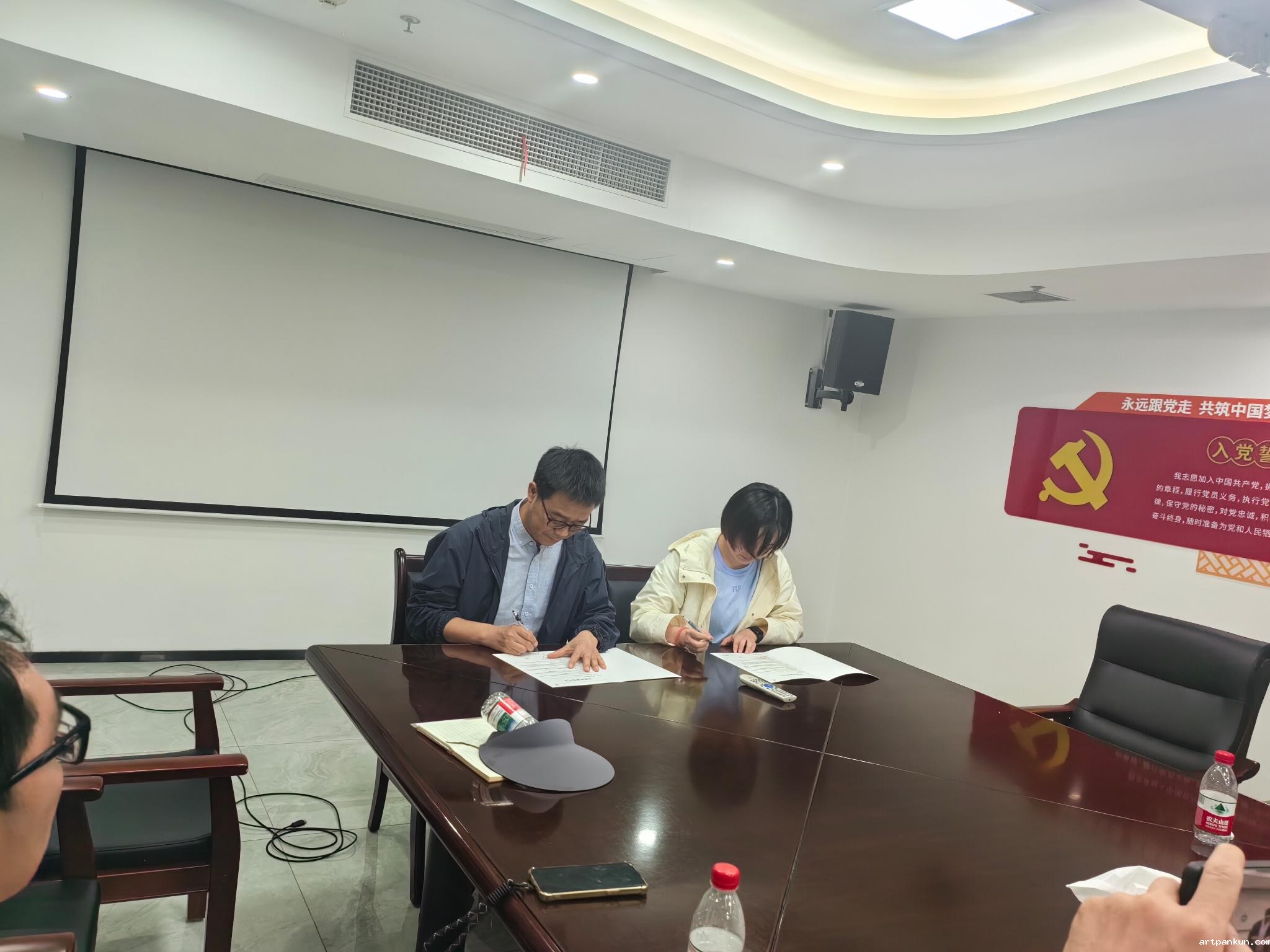 6月18日,体军部党总支书记陈刚带队二级理论中心组和办公室成员赴黄龙体育中心开展党建共建活动。